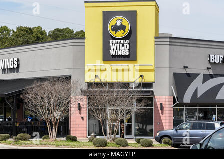 WILSON, NC - Mars 28, 2018 : Le Buffalo Wild Wings entrée du restaurant à l'emplacement de Wilson, NC. Banque D'Images