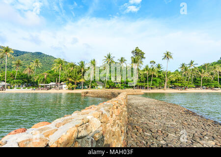 Pont de pierre en face de la plage à Koh Chang, Trat, Thaïlande Province de l'île Banque D'Images