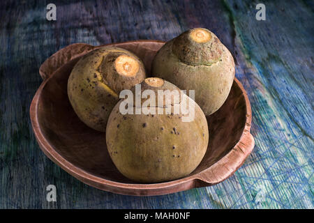 Libre de fruits dans un sapote bol en bois Banque D'Images