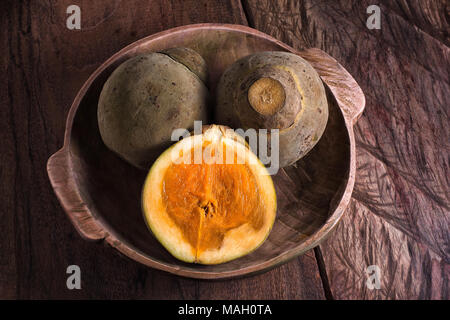 Libre de fruits dans un sapote bol en bois Banque D'Images