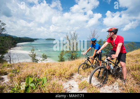 Les gars à vélo sur une pointe, Kudat, Sabah, Malaisie, Bornéo, Banque D'Images