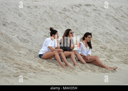 MIAMI BEACH, FL - 14 MAI : Priyanka Chopra sur Miami Beach le jour de la Fête des Mères le 14 mai 2017 à Miami Beach, Floride. Priyanka Chopra : Personnes Banque D'Images