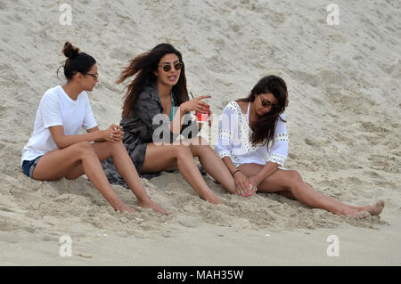 MIAMI BEACH, FL - 14 MAI : Priyanka Chopra sur Miami Beach le jour de la Fête des Mères le 14 mai 2017 à Miami Beach, Floride. Priyanka Chopra : Personnes Banque D'Images