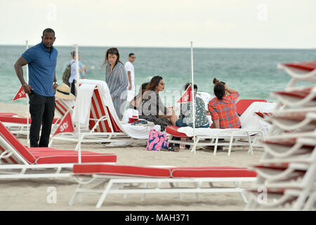 MIAMI BEACH, FL - 14 MAI : Priyanka Chopra sur Miami Beach le jour de la Fête des Mères le 14 mai 2017 à Miami Beach, Floride. Priyanka Chopra : Personnes Banque D'Images