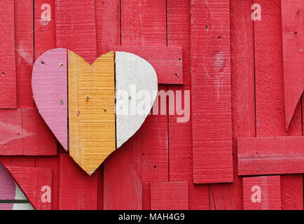 Forme de coeur sur fond rouge fait de recycler le bois pour la Saint-Valentin Banque D'Images