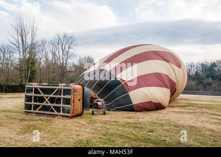 La préparation d'un ballon pour le décollage, l'air chaud soufflé dans un ballon à air chaud, gonflage, panier en osier, Catalogne, Espagne Banque D'Images