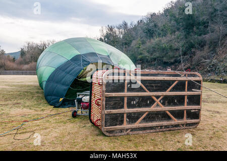 La préparation d'un ballon pour le décollage, l'air chaud soufflé dans un ballon à air chaud, gonflage, panier en osier, Catalogne, Espagne Banque D'Images