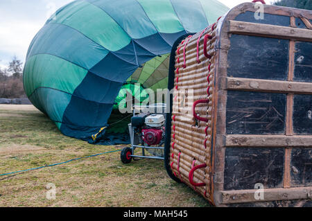 La préparation d'un ballon pour le décollage, l'air chaud soufflé dans un ballon à air chaud, gonflage, panier en osier, Catalogne, Espagne Banque D'Images