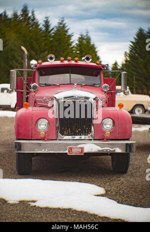 Mack B-75 rouge plateau ridelle camion de travail, près de Noxon, Montana. Mack's les camions de série B ont été produites à partir de 1953 et 1966. Banque D'Images