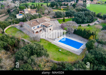 Vue aérienne de la ferme traditionnelle, le masia, maison rurale, Catalogne, Espagne Banque D'Images