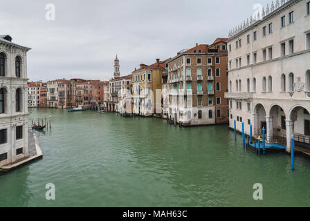 Vue paysage du Grand Canal depuis le pont du Rialto, Venise Banque D'Images