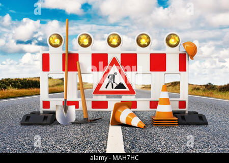 Barrière de rue avec pelle, signe de la circulation, traffic cone et casque de sécurité sur la route le rendu 3D Banque D'Images