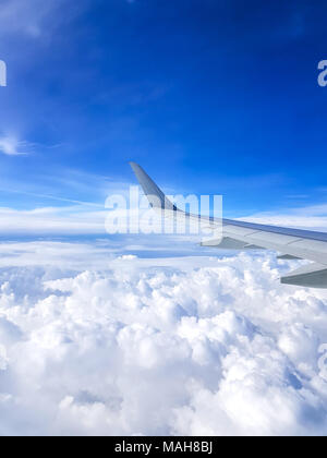 Photo de l'aile d'avion, ciel nuageux de hublot Banque D'Images