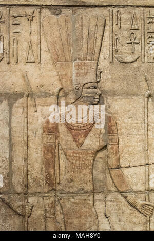 Oxford. L'Angleterre. Lieu de culte du roi Taharqa (690-664 av. J.-C.), détail de déesse Anukis (Anuket), Ashmolean Museum. Détail de bas-relief sur le mur ouest de Banque D'Images