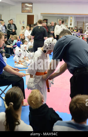 La compétition entre les enfants dans le karaté kumité,.Le formateur enseigne à son élève, un garçon de 8-9 ans, jusqu'à la première victoire en kumite Kyokushin Karaté Banque D'Images