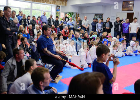 La compétition entre les enfants dans le karaté kumité,.fans attendent le début de kumite Banque D'Images