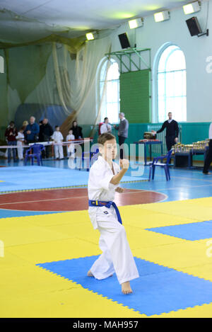 La compétition entre les enfants dans le karaté kata,.10-11 ans effectue dans le karaté kyokushin de compétitions, il n'kata, zenkutsu-dati stand Banque D'Images