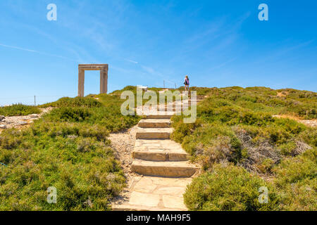 L'escalier menant à la Portara, l'un des monuments plus célèbres de Naxos Naxos (Chora) ville. Îles des Cyclades, en Grèce.