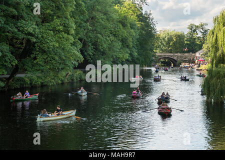 Les vacances, se détendre et navigation dans les barques sur la rivière Nidd sous ciel bleu ensoleillé panoramique - vue d'été par pont, Knaresborough, England, UK. Banque D'Images