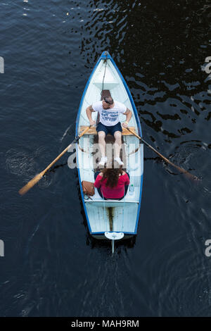 Vue de dessus de 2 personnes (homme & femme en couple) assis, relaxant et navigation en bateau à rames sur la rivière Nidd en été - Knaresborough, England, UK. Banque D'Images