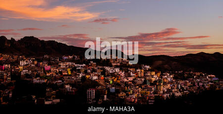 Guanajuato, Mexique - 2 Février 2016 : surplombant la ville de Guanajuato au coucher du soleil. Banque D'Images