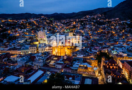 Guanajuato, Mexique - Mars 29, 2016 : Overlooing la ville de Guanajuato avec la Basilique jaune au centre. Banque D'Images