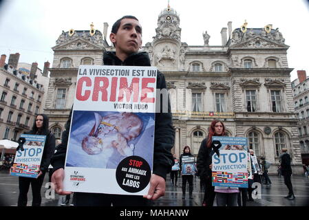 Défenseurs des droits des animaux protester contre la vivisection dans les laboratoires pharmaceutiques , Lyon, France Banque D'Images