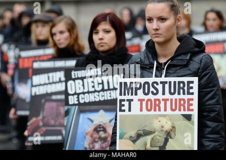 Défenseurs des droits des animaux protester contre la vivisection dans les laboratoires pharmaceutiques , Lyon, France Banque D'Images