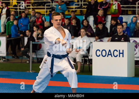 Lviv, Ukraine - le 25 mars 2018 : ouverture de la Coupe Internationale de Karaté . Athlète inconnu effectue pendant la compétition dans le complexe sportif de l'armée, Banque D'Images