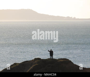 Couple sur un haut Selfies falaise côtière Banque D'Images
