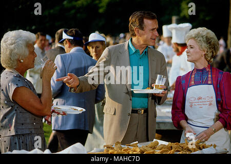 Washington, DC., USA, 21 juin 1984, vice-président George H. W. Bush et son épouse Barbara Bush assister à la Congressional fish fry sur la pelouse Sud de la Maison Blanche. Credit : Mark Reinstein/MediaPunch Banque D'Images