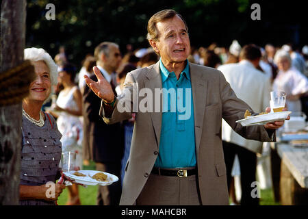 Washington, DC., USA, juin 21,1984 Vice-président George H. W. Bush et son épouse Barbara Bush assister à la Congressional fish fry sur la pelouse Sud de la Maison Blanche. Credit : Mark Reinstein/MediaPunch Banque D'Images