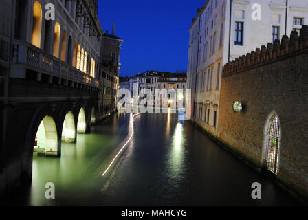 Venise, la célèbre ville d'Europe, la nuit - personne n'est dans la rue. Banque D'Images