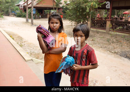 Cambodge enfants - deux jeunes enfants qui vendent des marchandises à des touristes, Kampong Thom, Cambodge Asie Banque D'Images