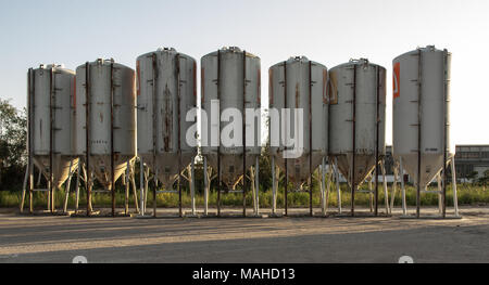 Silo à béton, installations de construction du site. Banque D'Images