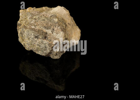 L'oxyde d'étain, de la cassitérite, minerai d'étain minéral isolé sur fond noir. Ditetragonal dipyramidal structure cristalline. Roches et minéraux Banque D'Images