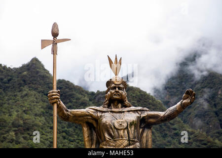 AGUAS CALIENTES, PÉROU - 3 janvier 2018 : Statue de Pachacuti à Aguas Calientes, le Pérou. Pachacuti fut le 9e Sapa Inca du Royaume de Cuzco. Banque D'Images