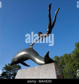 Garçon avec un dauphin par David Wynne (1926 - ) Le sculpteur de la statue dédiée à l'extrémité nord du pont Albert à Chelsea à la mémoire de son fils R Banque D'Images