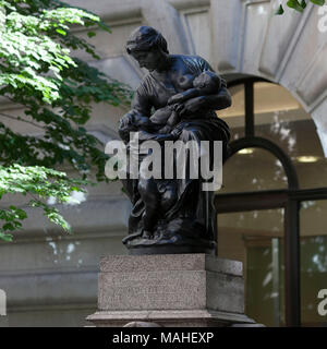 Fontaine de la charité (' la maternite') par Aimé-Jules Dalou (1838 - 1902) sculpteur français Dalou a passé huit ans en exil à Londres pour son revolutionar Banque D'Images