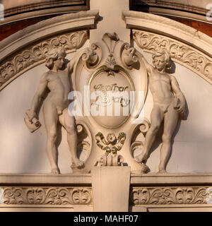 L'Art de Londres ; des statues et reliefs muraux par Ilpo Musto : East London University library entrée par Henry C Fehr ( 1867 - 1940) construite en 1898 comme nous Banque D'Images