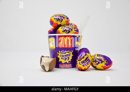 McDonalds Cadbury Creme Egg cup McFlurry rempli d'Œufs Cadbury Creme Banque D'Images