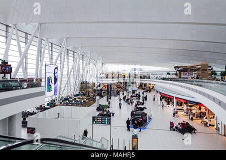 Budapest - Hongrie, le 31 mars 2018 : Les gens attendent au Terminal 2B de l'Aéroport International Liszt Ferenc de Budapest (BUD). Banque D'Images