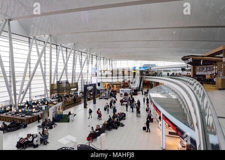 Budapest - Hongrie, le 31 mars 2018 : Les gens attendent au Terminal 2B de l'Aéroport International Liszt Ferenc de Budapest (BUD). Banque D'Images