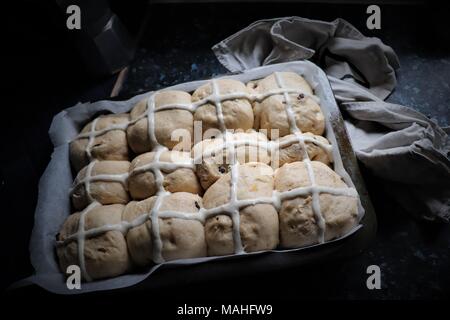Les brioches faits maison sur le point d'aller au four Banque D'Images