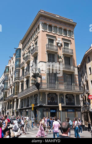 Chambre des parasols (Casa Bruno Cadres) et le dragon chinois détail dans les Ramblas de Barcelone, Espagne Banque D'Images