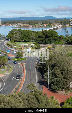 Achevée en 1959, c'est le pont Forster-Tuncurry qui s'étend entre les deux villes du même nom. Forster-Tuncurry est sur le littoral. Banque D'Images