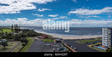 Forster, Main Beach Surf Club et parking et le littoral qui s'étend vers le nord (gauche) à tête noire, NSW, Australie Banque D'Images