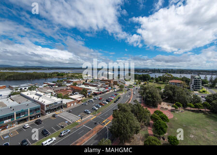 La principale rue commerçante et parking à Forster NSW avec le Coolongolook Forster Tuncurry pont et rivière dans l'arrière-plan Banque D'Images