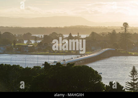 Achevée en 1959, c'est le pont Forster-Tuncurry qui s'étend entre les deux villes du même nom. Forster-Tuncurry est sur le littoral. Banque D'Images