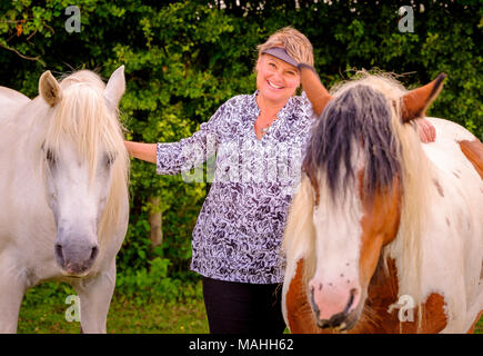 Tui Sun avec les chevaux dans les paddocks à l'IFEAL qualités therapy center de Withyham East Sussex. Banque D'Images